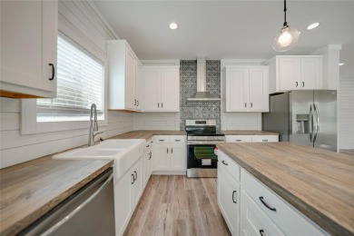 Under contract-accepting backup offers. Cute as a button!!! This on Bobcat Trail Golf Club in Florida - for sale on GolfHomes.com, golf home, golf lot
