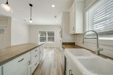 Under contract-accepting backup offers. Cute as a button!!! This on Bobcat Trail Golf Club in Florida - for sale on GolfHomes.com, golf home, golf lot