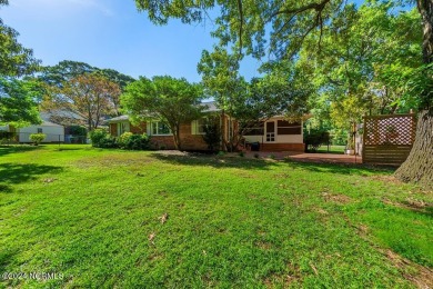 Splendid 3 bedroom, 2.5 bath brick ranch golf course home that on Minnesott Golf and Country Club in North Carolina - for sale on GolfHomes.com, golf home, golf lot