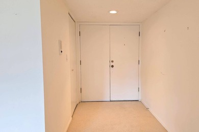 This light & neutral 2 bedroom 2 bath large (1380 sq. ft.) Cedar on Heather Ridge Golf Club in Illinois - for sale on GolfHomes.com, golf home, golf lot