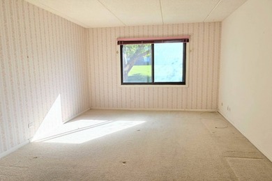 This light & neutral 2 bedroom 2 bath large (1380 sq. ft.) Cedar on Heather Ridge Golf Club in Illinois - for sale on GolfHomes.com, golf home, golf lot