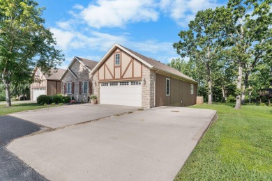 Charming 3BR/2BA Half Duplex in Gated Golf Community - on Ledgestone Country Club and Golf Course in Missouri - for sale on GolfHomes.com, golf home, golf lot