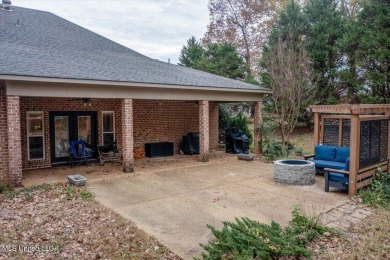 Stunning Home In Senatobia Awaits You! 4-bedroom, 3.5-bath home on Back Acres Country Club in Mississippi - for sale on GolfHomes.com, golf home, golf lot