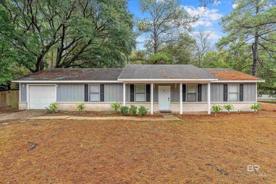 This charming 3 bed/2 bath Lake Forest cottage on a spacious on Lake Forest Yacht and Country Club in Alabama - for sale on GolfHomes.com, golf home, golf lot