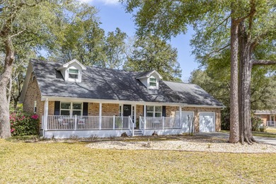 3 bed/2.5 bath home on .35 acres in the highly desirable Kenwood on Fort Walton Beach Golf Course in Florida - for sale on GolfHomes.com, golf home, golf lot