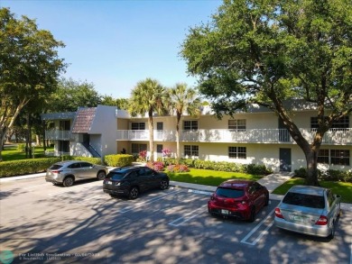 LOOK AT THIS GEM NESTLED IN PALM AIRE COUNTRY CLUB!! ALL AGES on Palm-Aire Country Club and Resort - The Oaks in Florida - for sale on GolfHomes.com, golf home, golf lot