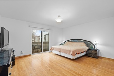 Experience the perfect blend of comfort and convenience in this on Sportsmans Country Club in Illinois - for sale on GolfHomes.com, golf home, golf lot