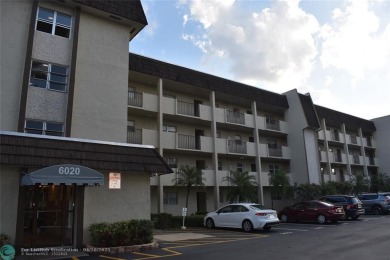 Discover convenience, and scenic beauty in this lovely 2-bedroom on Inverrary Country Club in Florida - for sale on GolfHomes.com, golf home, golf lot