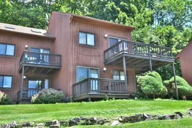 Welcome to this beautiful end-unit condo in Great Gorge Village! on Minerals Golf Club in New Jersey - for sale on GolfHomes.com, golf home, golf lot
