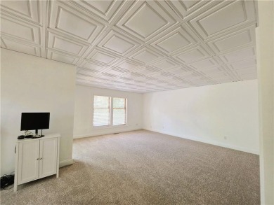 Nestled close to Dogwood Golf Course, this lovely end unit on Bella Vista Country Club and Golf Course in Arkansas - for sale on GolfHomes.com, golf home, golf lot