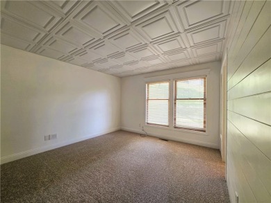 Nestled close to Dogwood Golf Course, this lovely end unit on Bella Vista Country Club and Golf Course in Arkansas - for sale on GolfHomes.com, golf home, golf lot