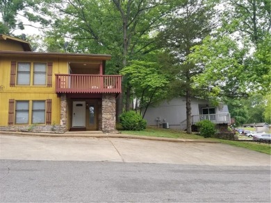 Nestled close to Dogwood Golf Course, this lovely end unit on Bella Vista Country Club and Golf Course in Arkansas - for sale on GolfHomes.com, golf home, golf lot