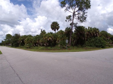This double lot is in Flood Zone X and the adjoining lot is also on Bobcat Trail Golf Club in Florida - for sale on GolfHomes.com, golf home, golf lot