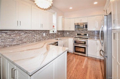 Renovated-Updated-Spacious Mirasol Model Townhouse 3 Bedroom 2.5 on The Greens At Half Hollow in New York - for sale on GolfHomes.com, golf home, golf lot