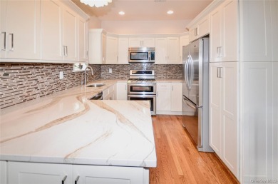 Renovated-Updated-Spacious Mirasol Model Townhouse 3 Bedroom 2.5 on The Greens At Half Hollow in New York - for sale on GolfHomes.com, golf home, golf lot