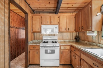 Welcome to this charming 2-story Moonridge cabin, perfectly on Big Bear Mountain Ski and Golf Resort in California - for sale on GolfHomes.com, golf home, golf lot