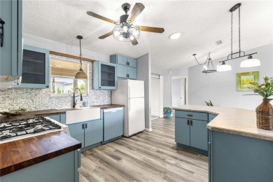 Start living The Villages(R) lifestyle today! Well cared for 2 on The Links of Spruce Creek in Florida - for sale on GolfHomes.com, golf home, golf lot