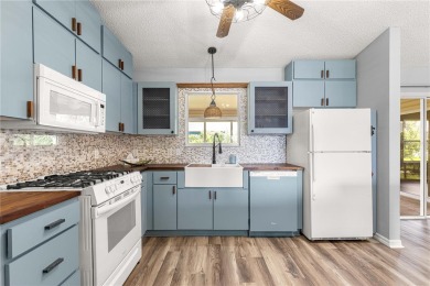 Start living The Villages(R) lifestyle today! Well cared for 2 on The Links of Spruce Creek in Florida - for sale on GolfHomes.com, golf home, golf lot
