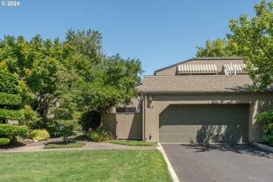 Waterfront living on Hayden Bay! This contemporary townhouse on Columbia Edgewater Country Club - Columbia-Edgewater Countr in Oregon - for sale on GolfHomes.com, golf home, golf lot