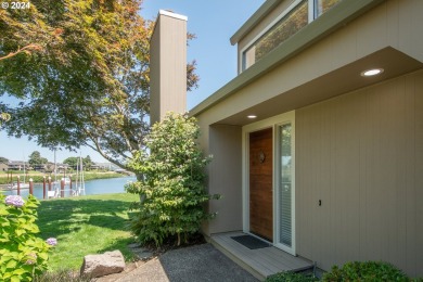 Waterfront living on Hayden Bay! This contemporary townhouse on Columbia Edgewater Country Club - Columbia-Edgewater Countr in Oregon - for sale on GolfHomes.com, golf home, golf lot