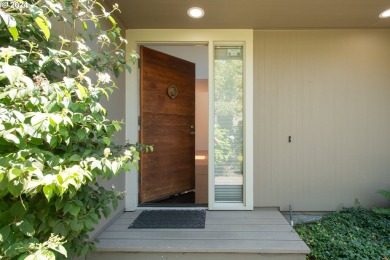 Waterfront living on Hayden Bay! This contemporary townhouse on Columbia Edgewater Country Club - Columbia-Edgewater Countr in Oregon - for sale on GolfHomes.com, golf home, golf lot