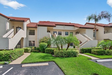 PRICED TO SELL ASAP ! This 2 bedroom unit with vaulted ceilings on The Links At Boynton Beach - The Family Course in Florida - for sale on GolfHomes.com, golf home, golf lot