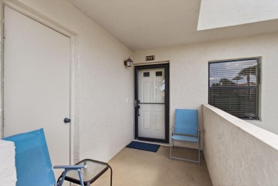 PRICED TO SELL ASAP ! This 2 bedroom unit with vaulted ceilings on The Links At Boynton Beach - The Family Course in Florida - for sale on GolfHomes.com, golf home, golf lot