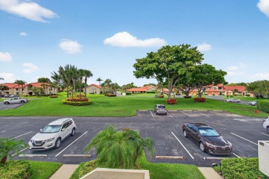 PRICED TO SELL ASAP ! This 2 bedroom unit with vaulted ceilings on The Links At Boynton Beach - The Family Course in Florida - for sale on GolfHomes.com, golf home, golf lot