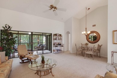 PRICED TO SELL ASAP ! This 2 bedroom unit with vaulted ceilings on The Links At Boynton Beach - The Family Course in Florida - for sale on GolfHomes.com, golf home, golf lot