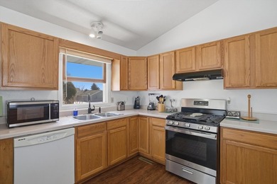 WELCOME HOME to this split level home that is ready for a new on Savannah Oaks Golf Club of Candlewick Lake in Illinois - for sale on GolfHomes.com, golf home, golf lot