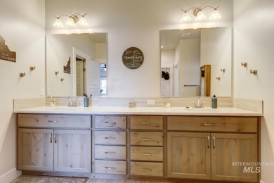 A meticulous home offering a seamless open-concept design with on Hunters Point Golf Club in Idaho - for sale on GolfHomes.com, golf home, golf lot