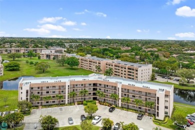 Top-floor 2BD/2BA condo in Sunrise Lakes Phase 4, a 55+ on Sunrise Lakes Phase IV Golf Course in Florida - for sale on GolfHomes.com, golf home, golf lot