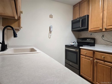 Well cared for 2 bedroom condo located on a quiet court in the on Leisure Village Golf Course in New York - for sale on GolfHomes.com, golf home, golf lot