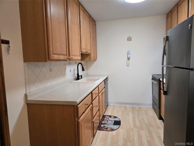 Well cared for 2 bedroom condo located on a quiet court in the on Leisure Village Golf Course in New York - for sale on GolfHomes.com, golf home, golf lot