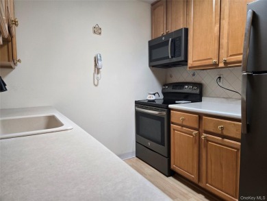 Well cared for 2 bedroom condo located on a quiet court in the on Leisure Village Golf Course in New York - for sale on GolfHomes.com, golf home, golf lot
