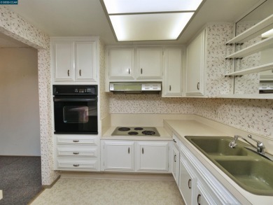 Spacious 2 Bedroom / 1 Bath Condominium located in Rossmoor, an on Rossmoor Golf Course in California - for sale on GolfHomes.com, golf home, golf lot