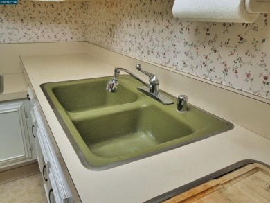 Spacious 2 Bedroom / 1 Bath Condominium located in Rossmoor, an on Rossmoor Golf Course in California - for sale on GolfHomes.com, golf home, golf lot