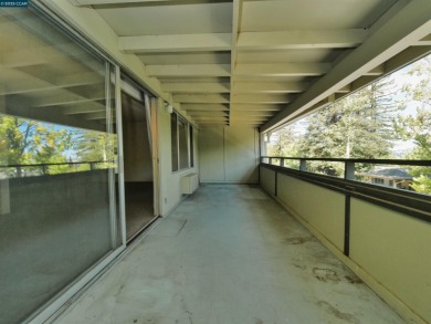 Spacious 2 Bedroom / 1 Bath Condominium located in Rossmoor, an on Rossmoor Golf Course in California - for sale on GolfHomes.com, golf home, golf lot