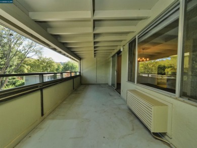 Spacious 2 Bedroom / 1 Bath Condominium located in Rossmoor, an on Rossmoor Golf Course in California - for sale on GolfHomes.com, golf home, golf lot