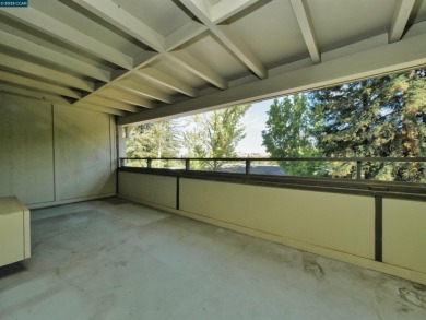 Spacious 2 Bedroom / 1 Bath Condominium located in Rossmoor, an on Rossmoor Golf Course in California - for sale on GolfHomes.com, golf home, golf lot