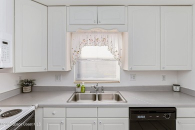 Welcome to this charming 2-bedroom, 1-bath condo located in the on Mallards Landing Golf Course in Florida - for sale on GolfHomes.com, golf home, golf lot