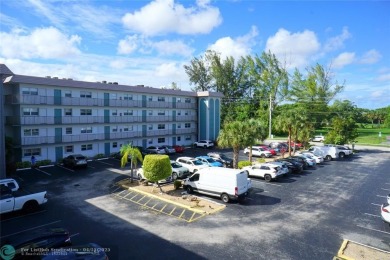 Great 2 bedrooms 2 bathrooms, boasting large unit. Appliances on Crystal Lake Country Club in Florida - for sale on GolfHomes.com, golf home, golf lot