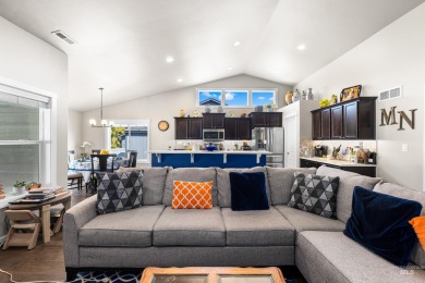 Charming 3 Bed + office/den, 2 Bath Home in Sands Pointe on Hunters Point Golf Club in Idaho - for sale on GolfHomes.com, golf home, golf lot