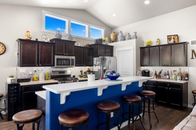 Charming 3 Bed + office/den, 2 Bath Home in Sands Pointe on Hunters Point Golf Club in Idaho - for sale on GolfHomes.com, golf home, golf lot