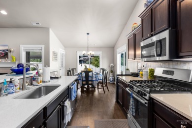 Charming 3 Bed + office/den, 2 Bath Home in Sands Pointe on Hunters Point Golf Club in Idaho - for sale on GolfHomes.com, golf home, golf lot