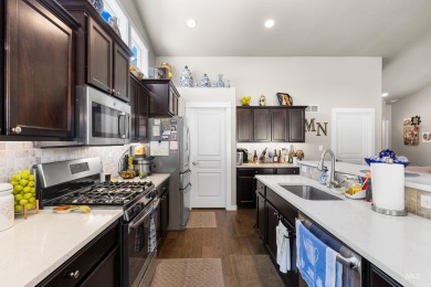 Charming 3 Bed + office/den, 2 Bath Home in Sands Pointe on Hunters Point Golf Club in Idaho - for sale on GolfHomes.com, golf home, golf lot