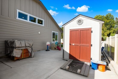 Charming 3 Bed + office/den, 2 Bath Home in Sands Pointe on Hunters Point Golf Club in Idaho - for sale on GolfHomes.com, golf home, golf lot