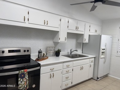 WELCOME TO EASY, LOW MAINTENCE LIVING IN THE HEART OF SUN CITY'S on Sun City Lakes West and East in Arizona - for sale on GolfHomes.com, golf home, golf lot