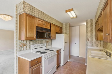 Enjoy comfort and control with this first-floor condo in on Twin Lakes Golf Course in Illinois - for sale on GolfHomes.com, golf home, golf lot