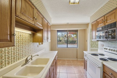 Enjoy comfort and control with this first-floor condo in on Twin Lakes Golf Course in Illinois - for sale on GolfHomes.com, golf home, golf lot